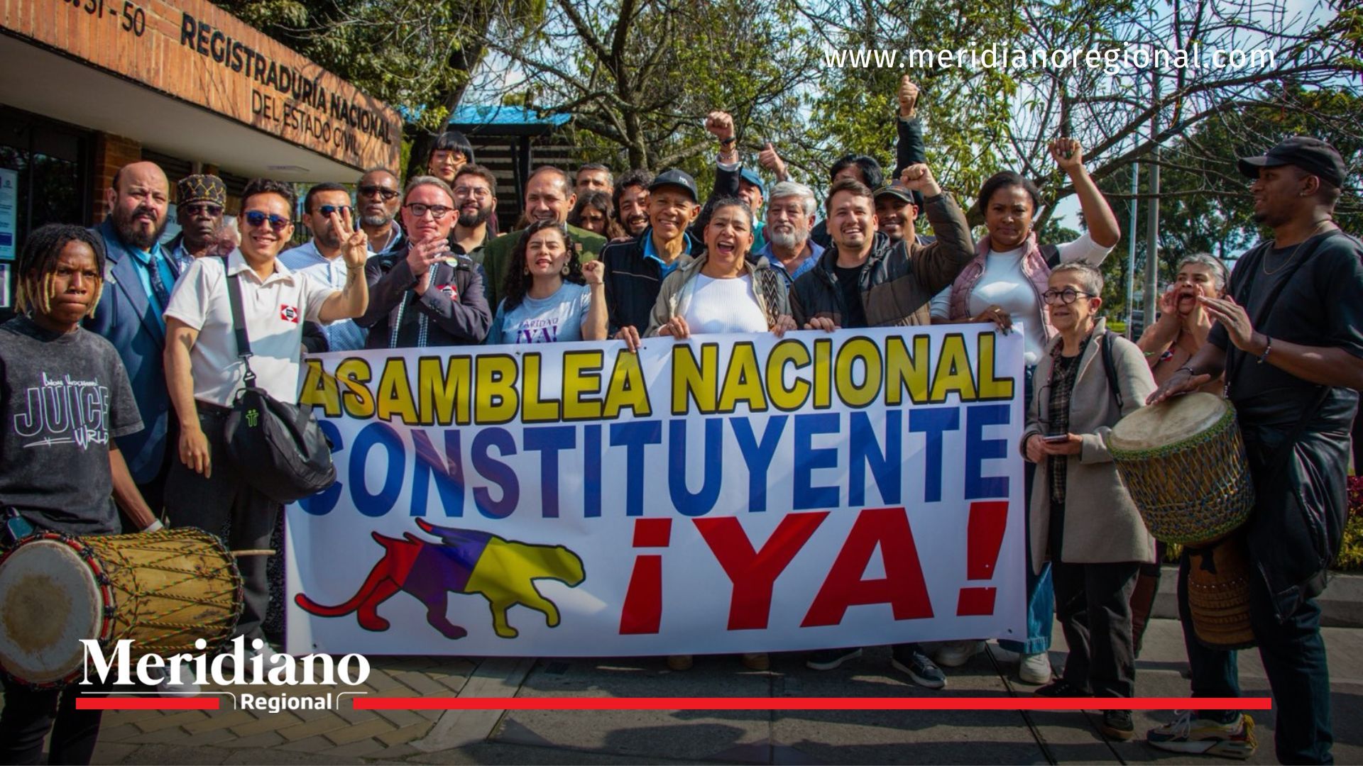 Comité promotor de la Asamblea Nacional Constituyente frente a la Registraduría Nacional en Bogotá tras iniciar la recolección de firmas.