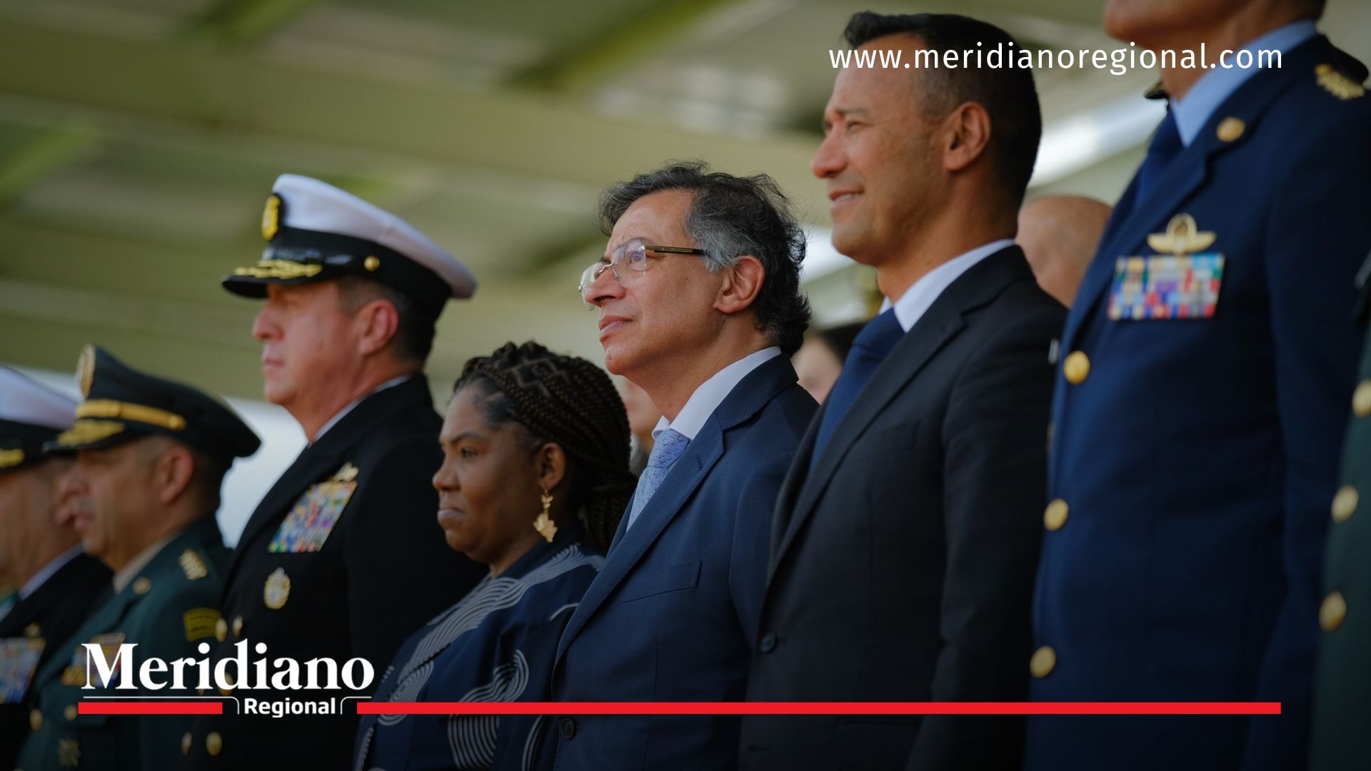 El presidente Gustavo Petro durante un acto oficial junto a la anterior cúpula militar, cuyos cambios fueron anunciados para 2026.