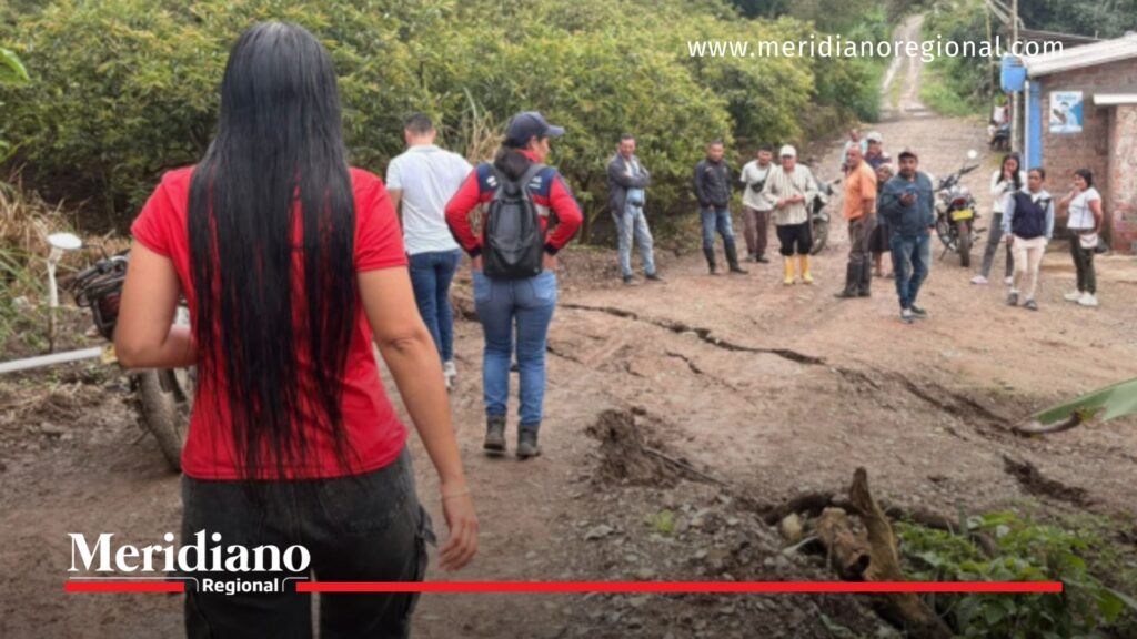 deslizamiento en San Pablo Nariño con familias evacuando tras emergencia invernal en zona rural
