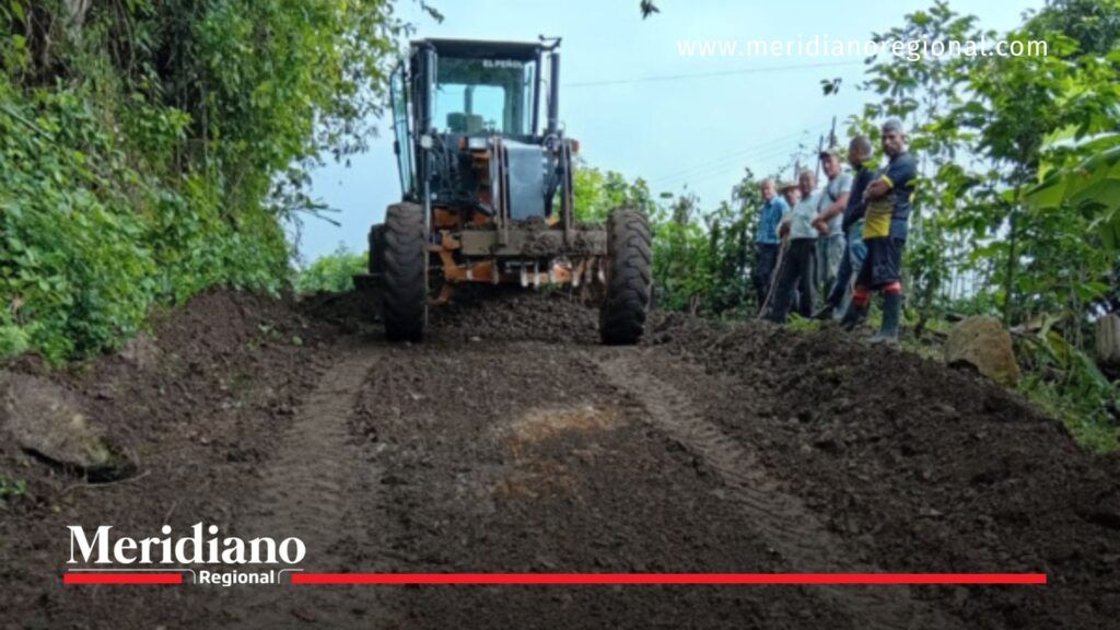 maquinaria trabaja tras deslizamiento en El Peñol Nariño por emergencia invernal