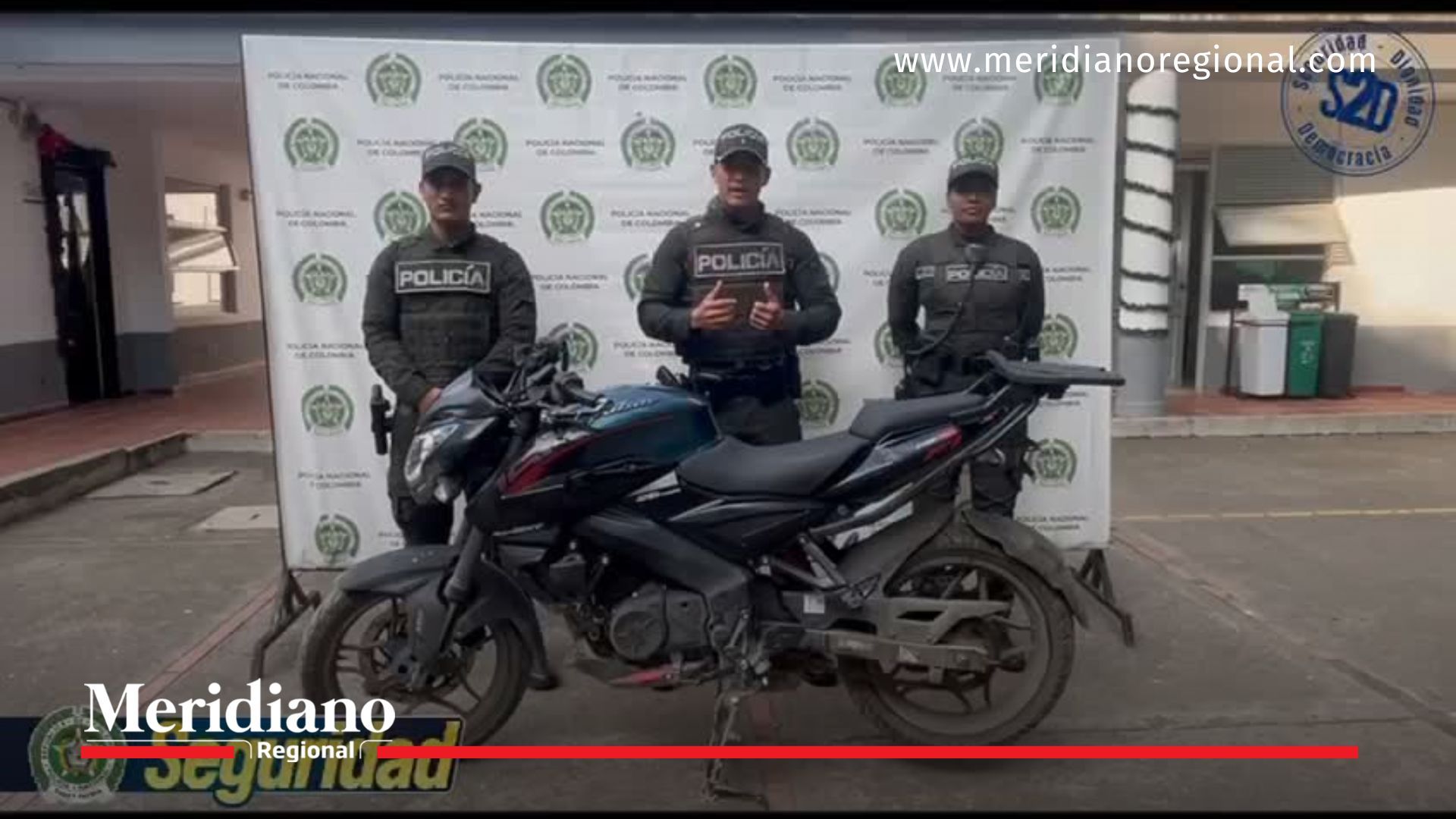 La Policía Nacional presentó la motocicleta recuperada en Piendamó, Cauca, tras un operativo que permitió la captura de dos personas señaladas de participar en el hurto.
