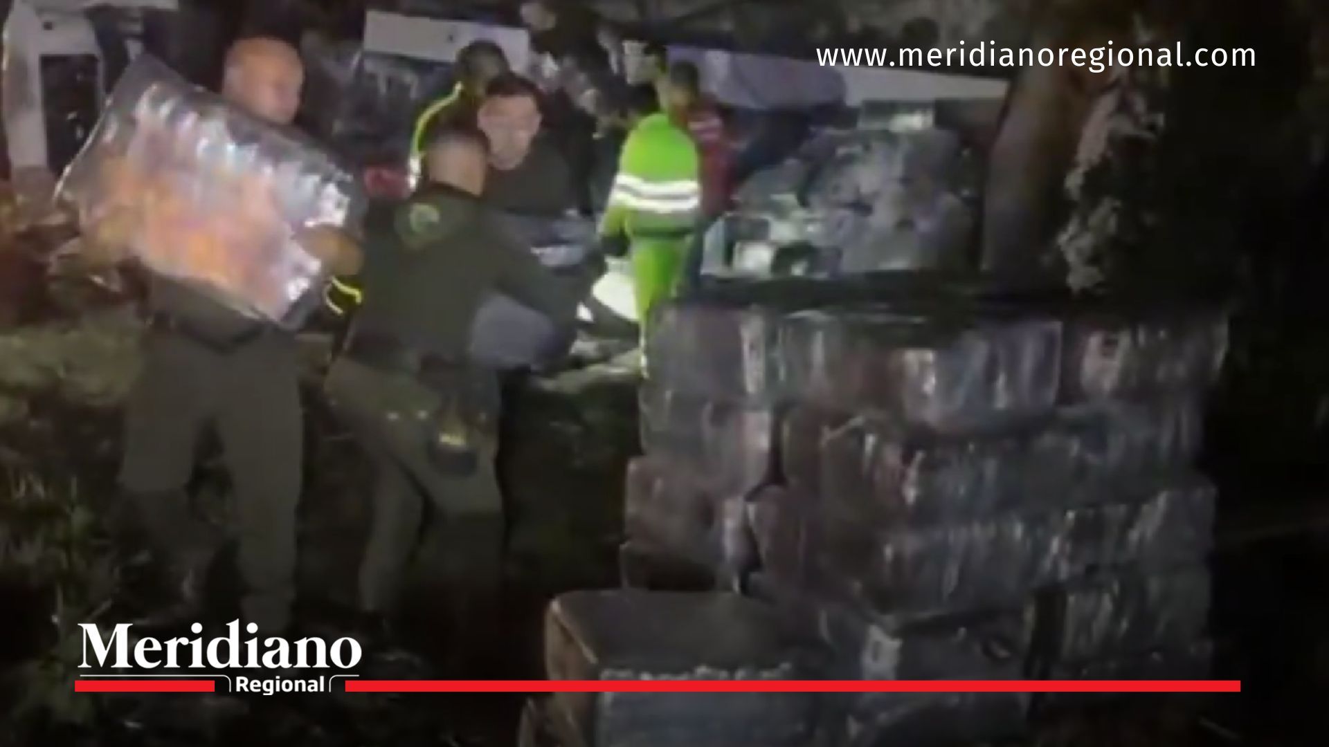 Uniformados de la Policía Nacional incautan más de 3,8 toneladas de marihuana ocultas en un camión durante un operativo en la vía Cali–Andalucía, en el Valle del Cauca.