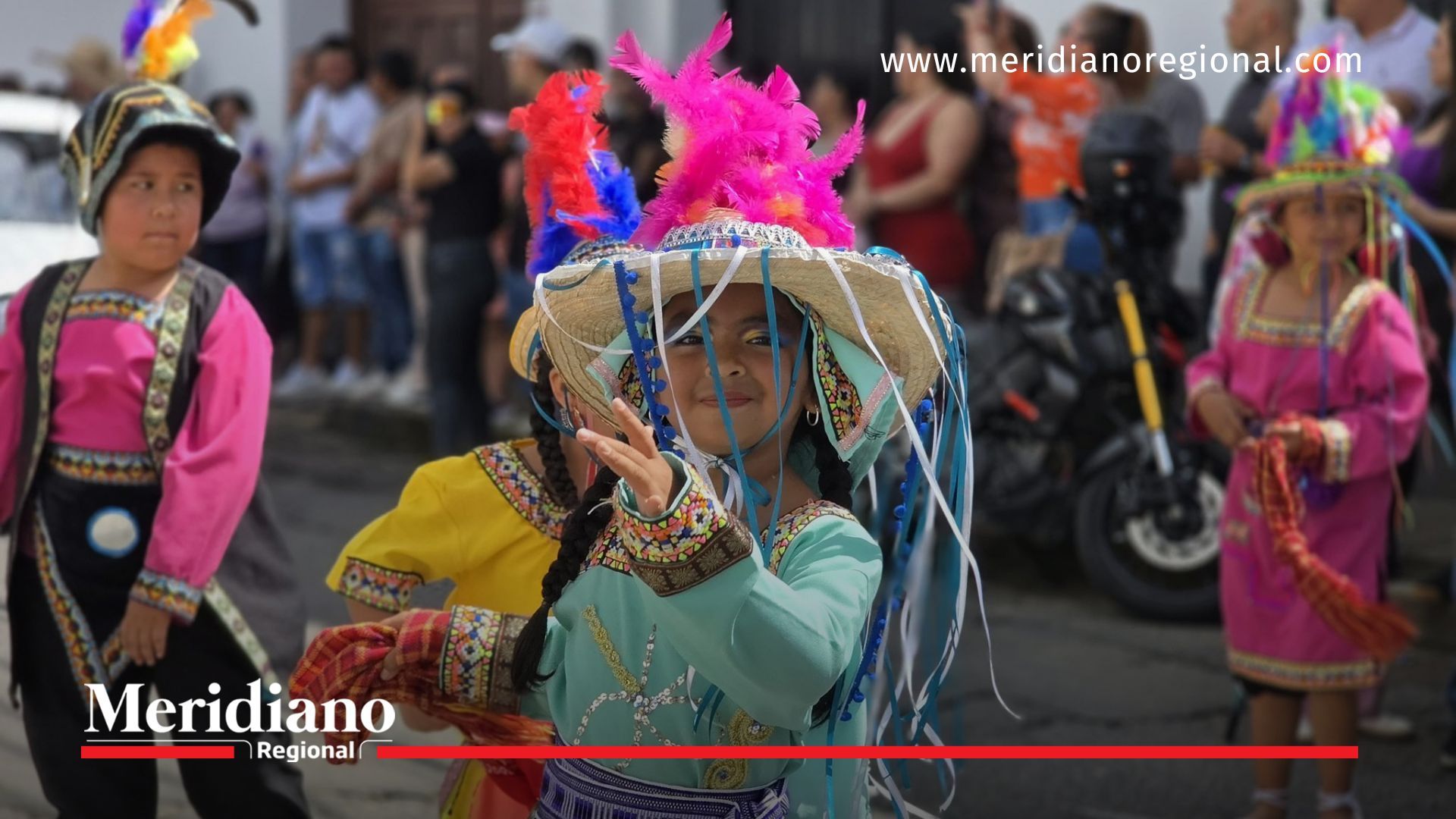 despedida de año en el suroccidente con niña desfilando en popayán cauca durante celebración cultural