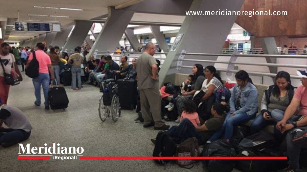 Alta afluencia de viajeros en la Terminal de Transportes de Cali - Meridiano Regional Fotografía tomada en el interior de la Terminal de Transportes de Cali, donde se observa a decenas de pasajeros aguardando la salida de sus buses hacia distintos destinos del país. La imagen refleja la alta demanda de transporte terrestre en los últimos días de 2025, marcada por viajes familiares, turismo y retorno a regiones de origen.