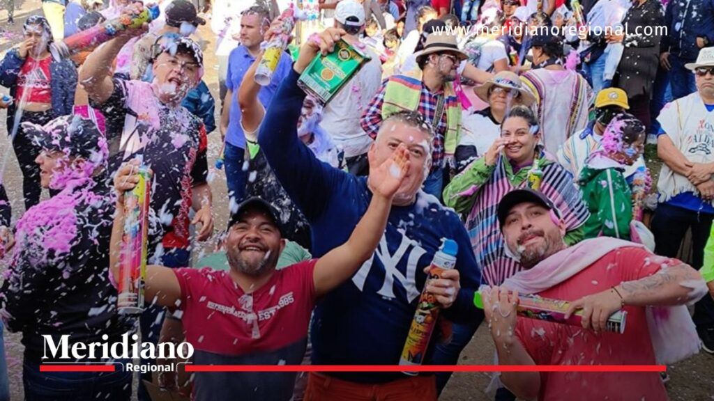Personas celebran los carnavales del Cauca con Aguardiente Caucano durante una jornada festiva llena de tradición y cultura.