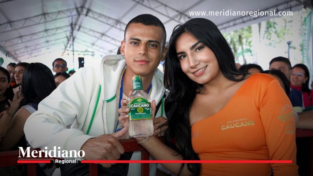 Impulsadora de Aguardiente Caucano comparte con un consumidor durante los carnavales del Cauca.