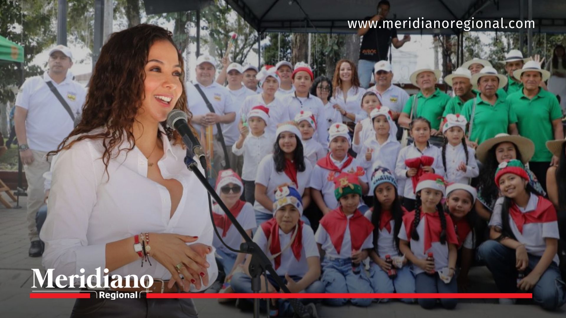 La gestora social María Victoria Guzmán durante la celebración del Concurso Suenan Chirimías 2025, acompañada por agrupaciones infantiles y adultas que llenaron de música y tradición el Parque Caldas.