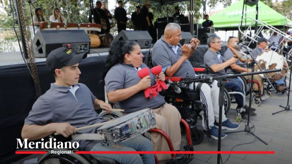 Agrupación de músicos en silla de ruedas interpreta ritmos tradicionales durante el Concurso Suenan Chirimías 2025 en el Parque Caldas de Popayán.