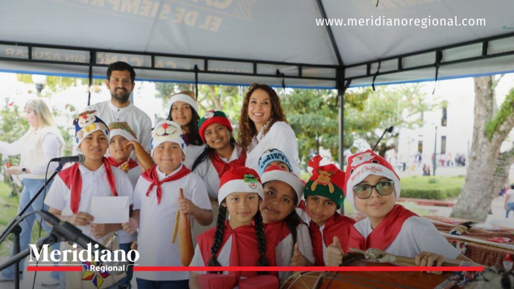 Niños de los Semilleros que Inspiran posan con la gestora social María Victoria Guzmán durante el Concurso Suenan Chirimías 2025 en el Parque Caldas.