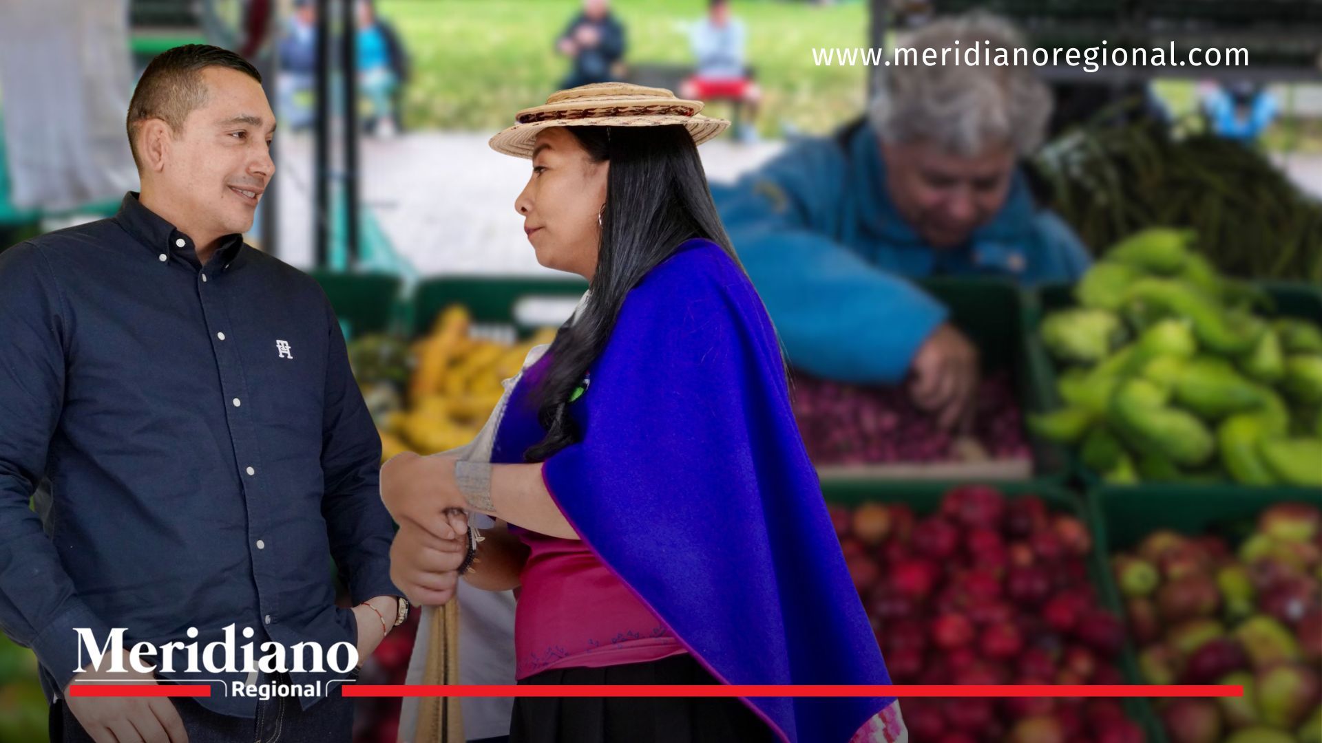 El secretario de Agricultura Miler Hurtado conversa con una productora indígena durante las actividades previas al mercado campesino en el Parque de la Salud, en Popayán.