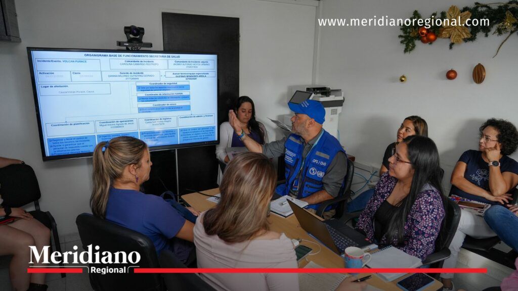 Revisión operativa del plan de respuesta ante la Alerta Naranja del Puracé - Meridiano Regional Equipo de la Secretaría de Salud del Cauca y OPS/OMS revisa el organigrama de respuesta ante la Alerta Naranja del Volcán Puracé durante una sesión de planificación operativa.