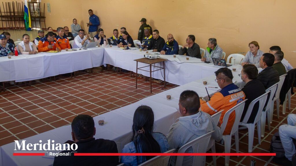 Reunión del PMU en Puracé con el gobernador Octavio Guzmán, el director de la UNGRD Carlos Carrillo, el director de Gestión del Riesgo del Cauca Wiesner Cortés Mina y representantes comunitarios, analizando medidas por la Alerta Naranja del volcán Puracé.