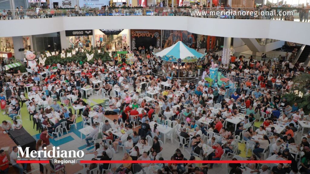 Panorámica del Bingo Solidario en Terraplaza con cientos de asistentes reunidos en mesas durante el evento liderado por María Victoria Guzmán.