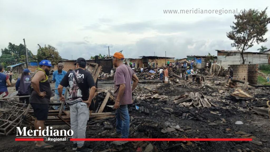 damnificados del incendio en el oriente de Cali recorren las ruinas de viviendas afectadas en el barrio El Pondaje