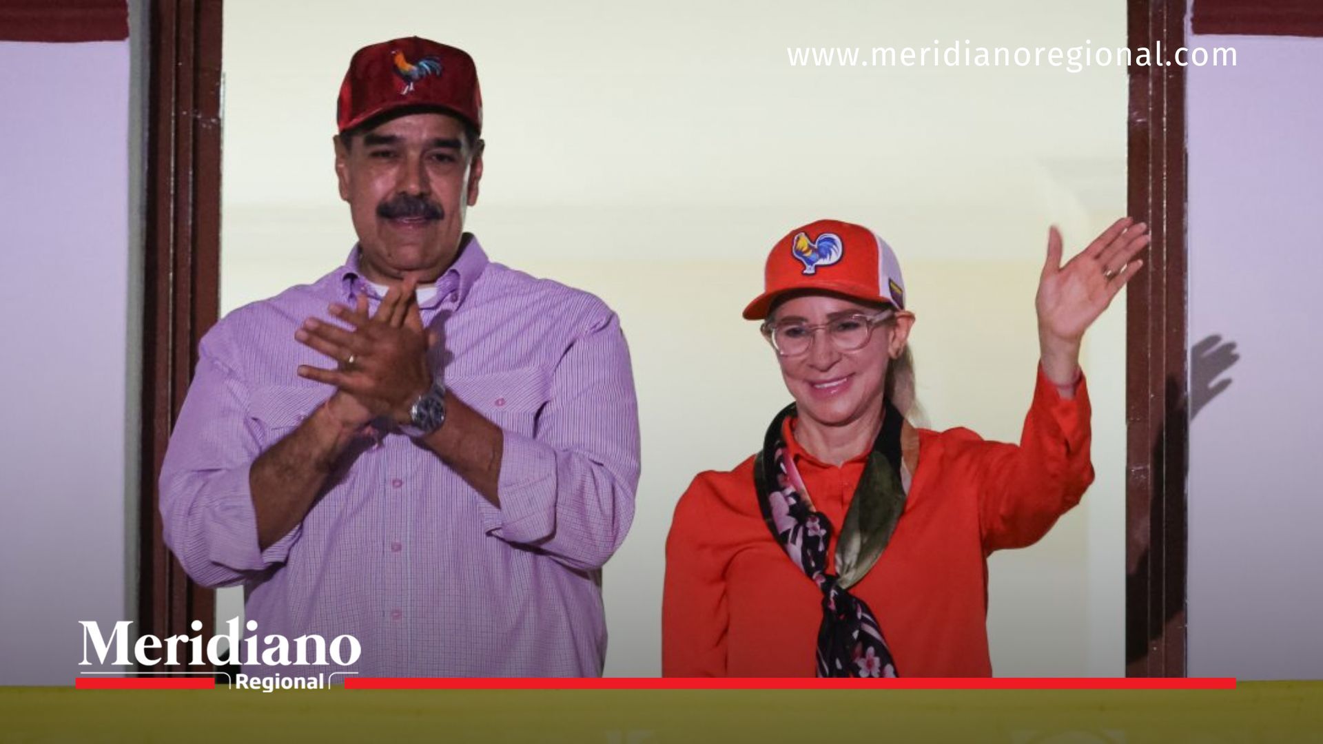 Cilia Flores y Nicolás Maduro saludan a venezolanos desde el balcón presidencial en Caracas