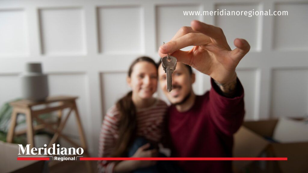 Aumento del arriendo 2026: pareja recibe llaves de apartamento arrendado - Meridiano Regional aumento del arriendo 2026, pareja joven con llaves de apartamento arrendado en Colombia