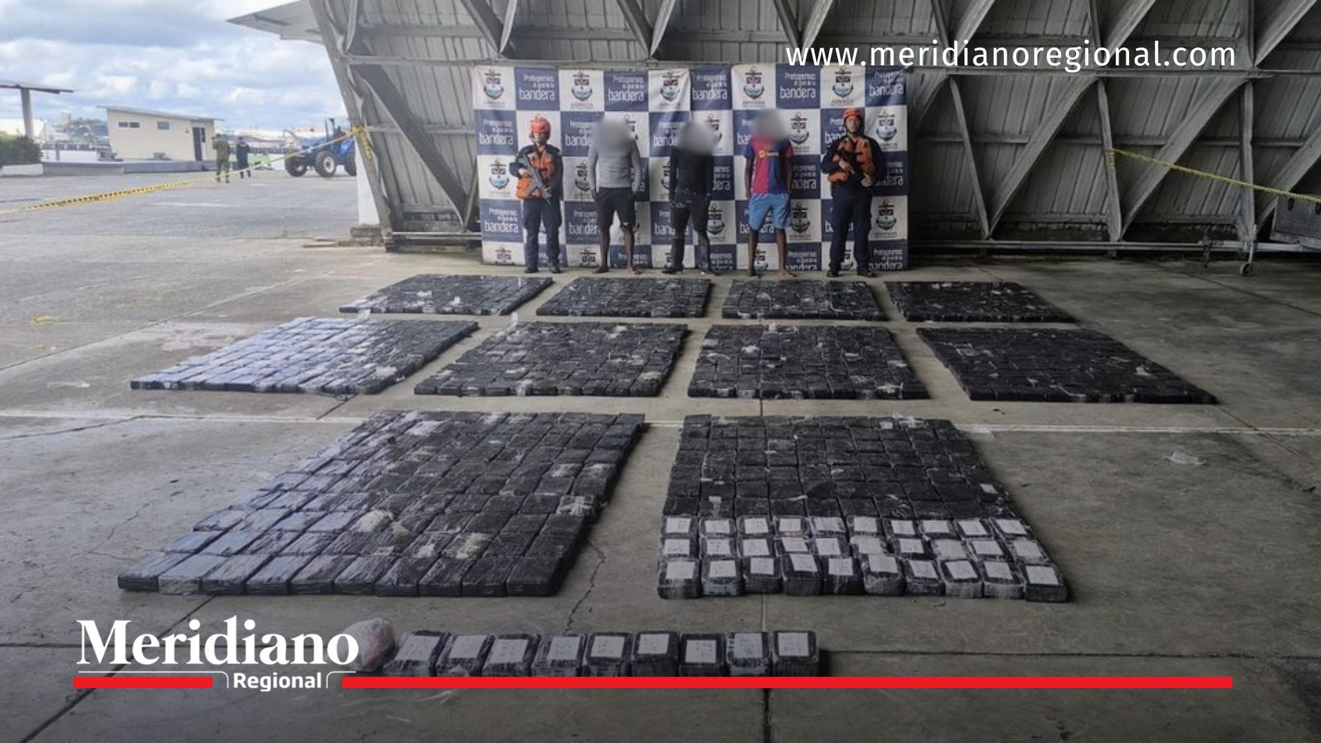Resultado operativo de la Armada de Colombia tras una interdicción marítima en el Pacífico colombiano: tres capturados y un cargamento de cocaína incautado, avaluado en más de 47 millones de dólares. La acción evitó la salida de más de dos millones de dosis de droga hacia mercados internacionales y representó un fuerte golpe a las finanzas del narcotráfico.