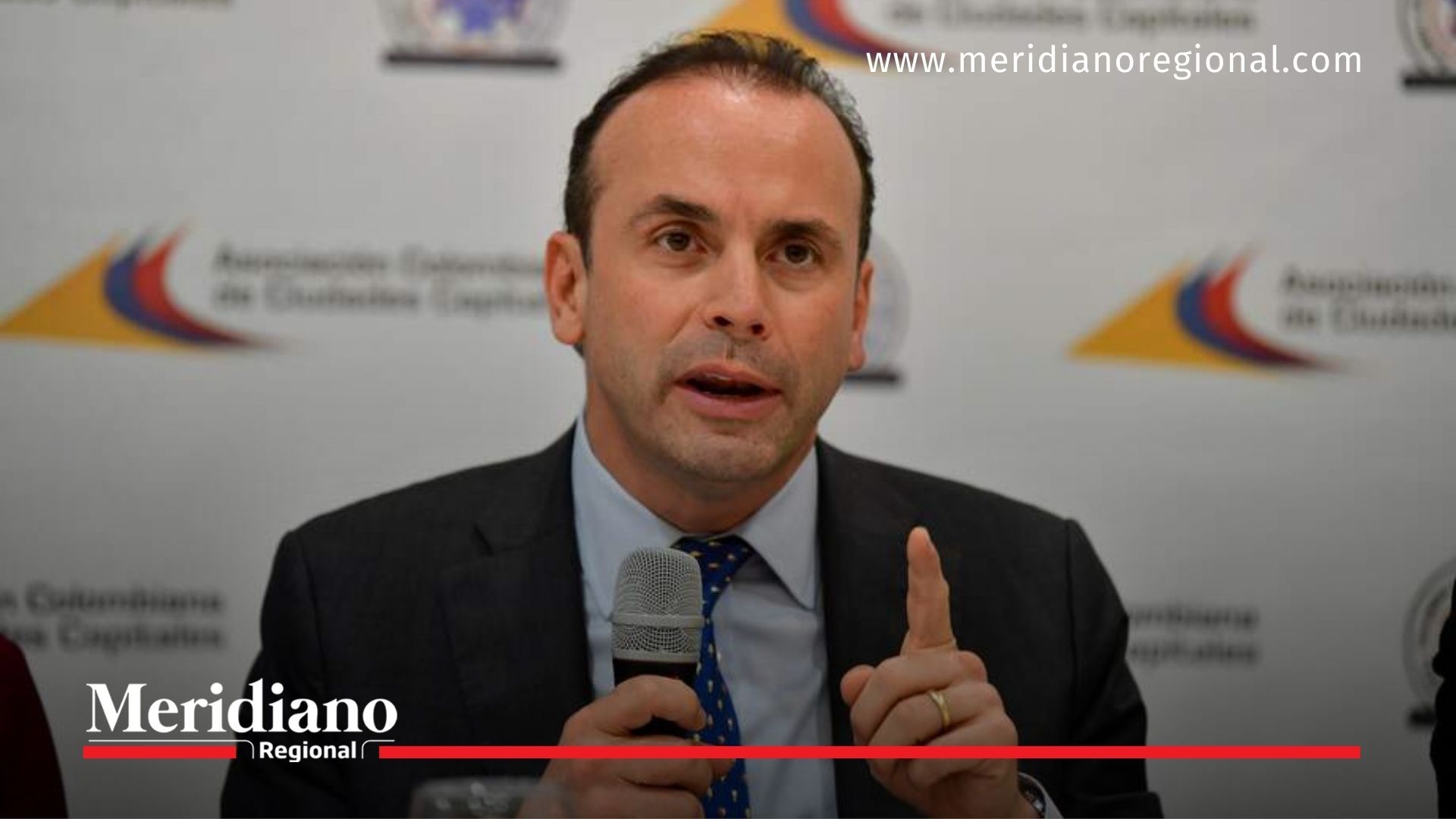 Alejandro Eder alcalde de Cali hablando en público sobre la relación entre Colombia y Estados Unidos