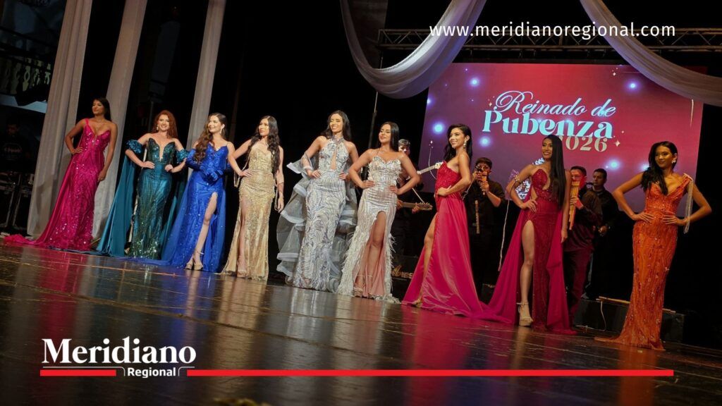 Candidatas al Reinado de las Fiestas de Pubenza 2026 desfilan en escenario durante la noche de elección y coronación en Popayán.