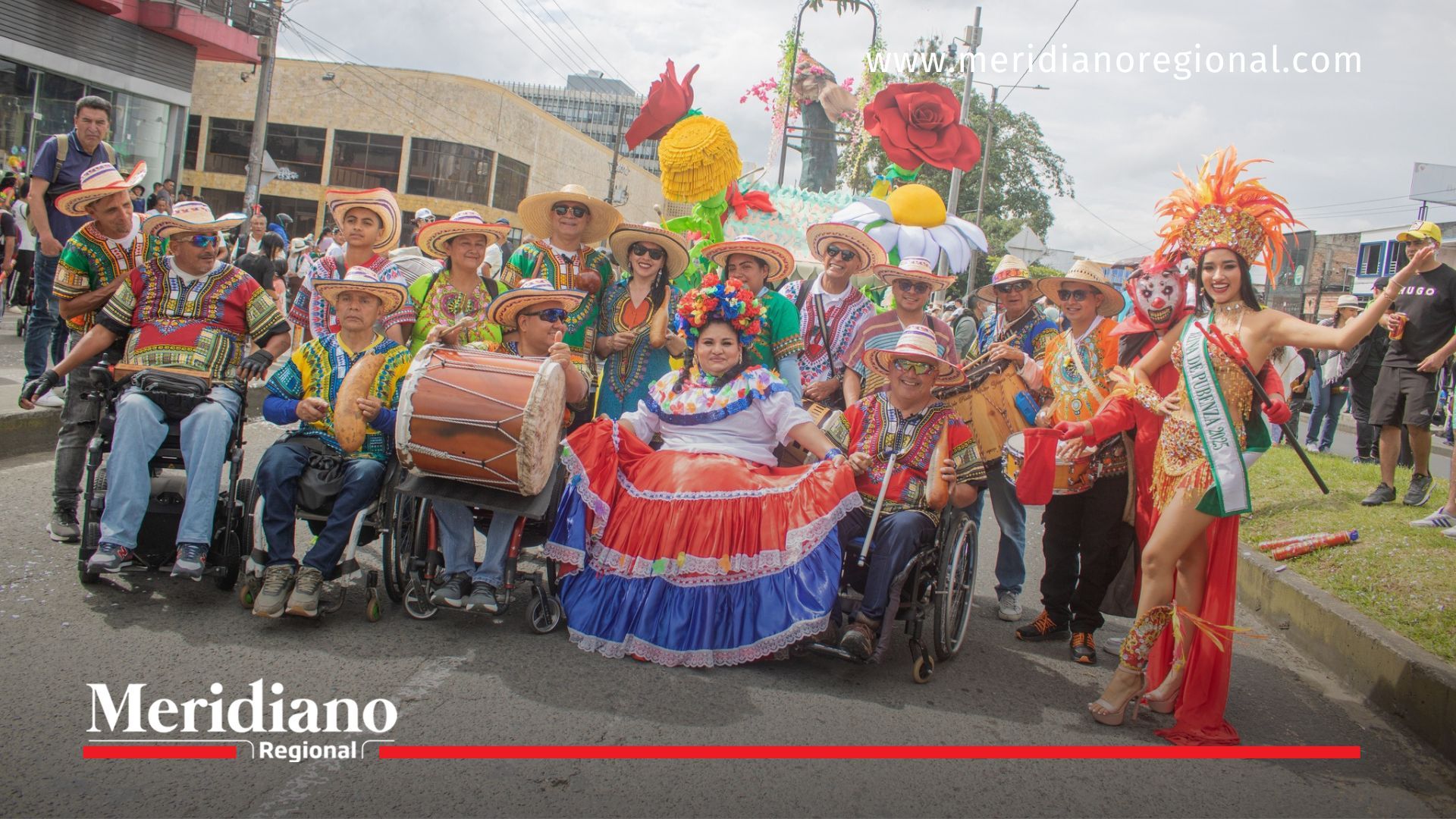 Participantes del Gran Desfile de las Fiestas de Pubenza 2026 avanzan por las calles de Popayán con trajes tradicionales y música.