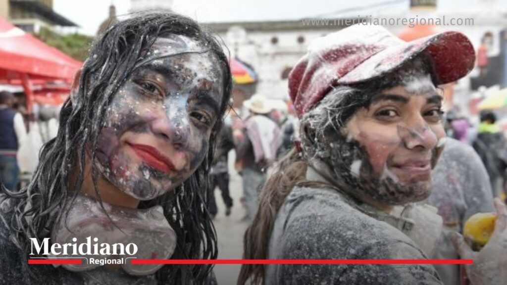 Turistas disfrutan del Carnaval de Negros y Blancos en Pasto durante el desfile y las celebraciones tradicionales.