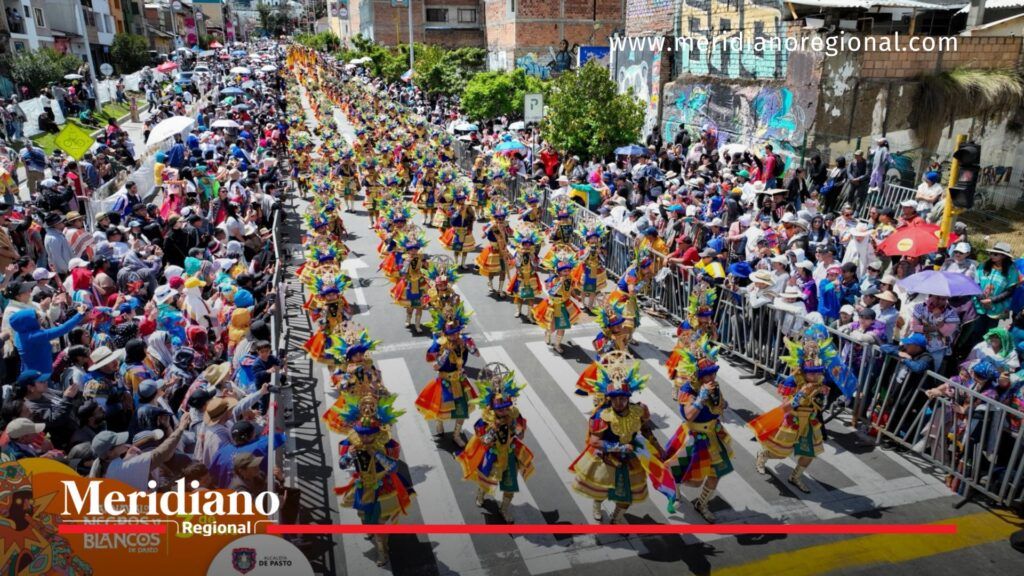 Desfile del 3 de enero del Carnaval de Negros y Blancos en Pasto con comparsas y asistentes en las calles.