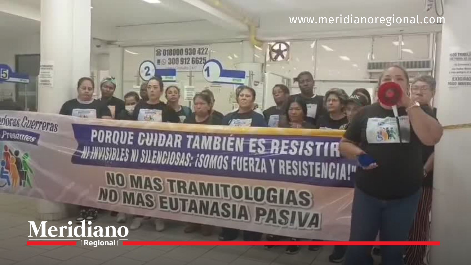 Protesta Emssanar Cali con mujeres y cuidadoras reclamando medicamentos y atención médica en sede de la EPS
