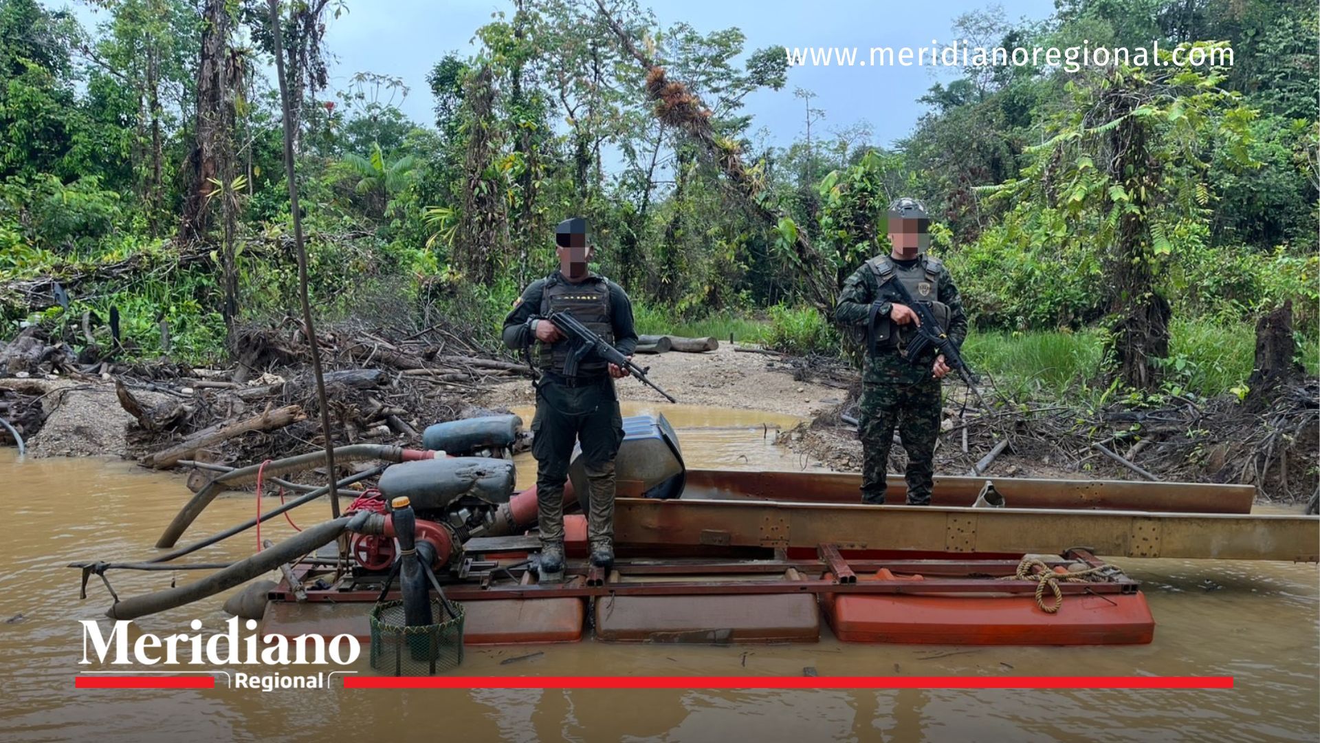 Uniformados del Ejército y la Policía custodian maquinaria utilizada para minería ilegal durante un operativo en zona rural del Chocó.