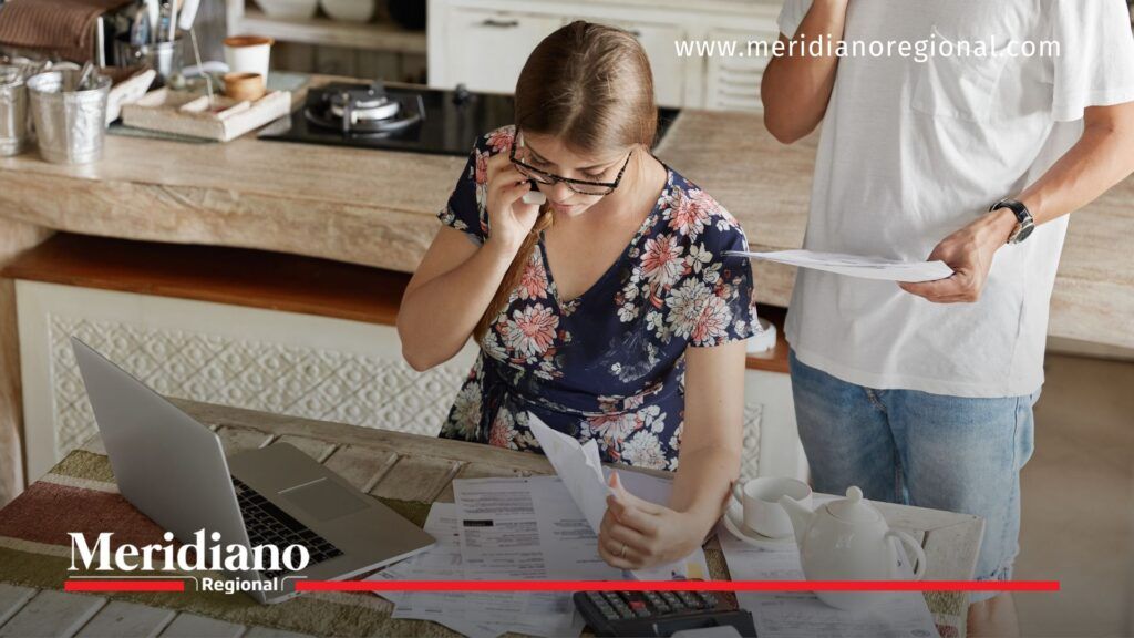 IPC 2026 en Colombia y el impacto en el presupuesto familiar - Meridiano Regional Familia colombiana revisa cuentas del hogar por aumento del IPC 2025 en Colombia y el costo de vida