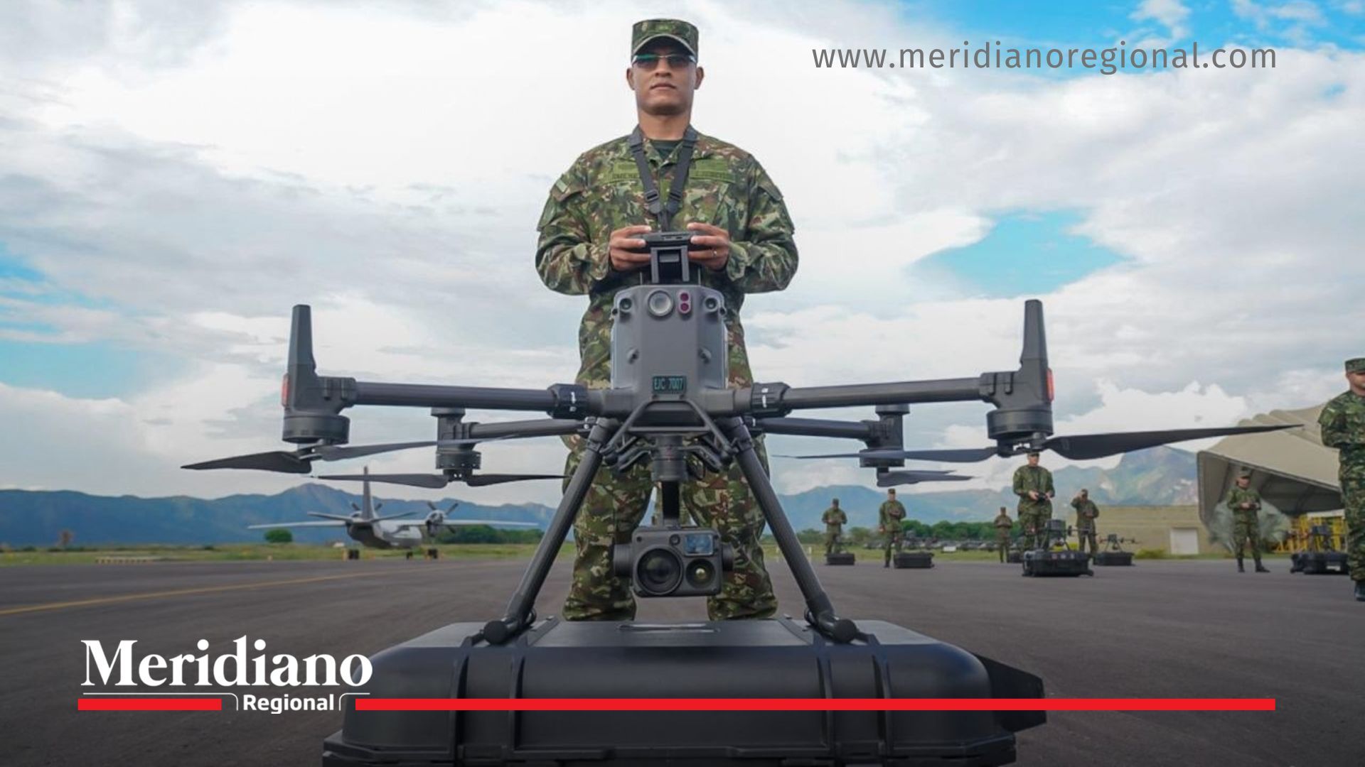 Un soldado de las Fuerzas Militares opera un dron durante ejercicios de control aéreo, en el marco del Escudo Nacional Antidrones impulsado por el Gobierno Nacional.