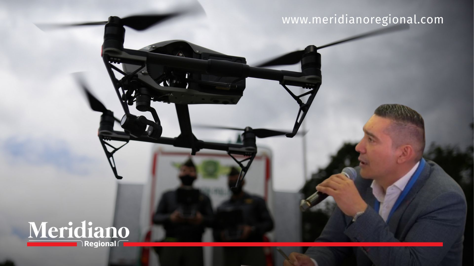 El gobernador del Cauca, Octavio Guzmán, participa en un evento institucional sobre seguridad, mientras un dron simboliza las nuevas estrategias tecnológicas para enfrentar amenazas armadas en el territorio.
