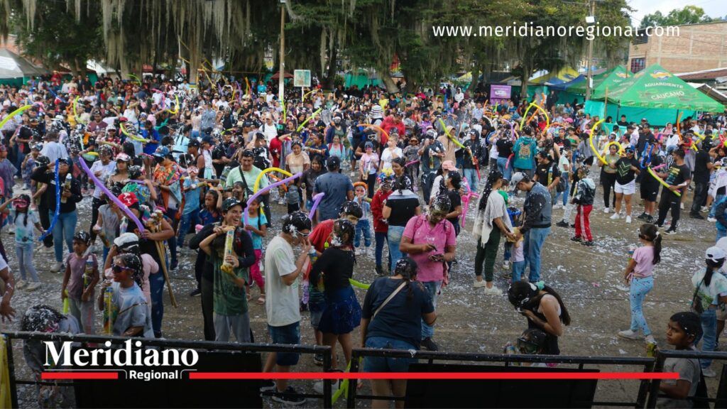 Personas en el parque central de Caldono durante los Carnavales de Negros y Blancos 2026