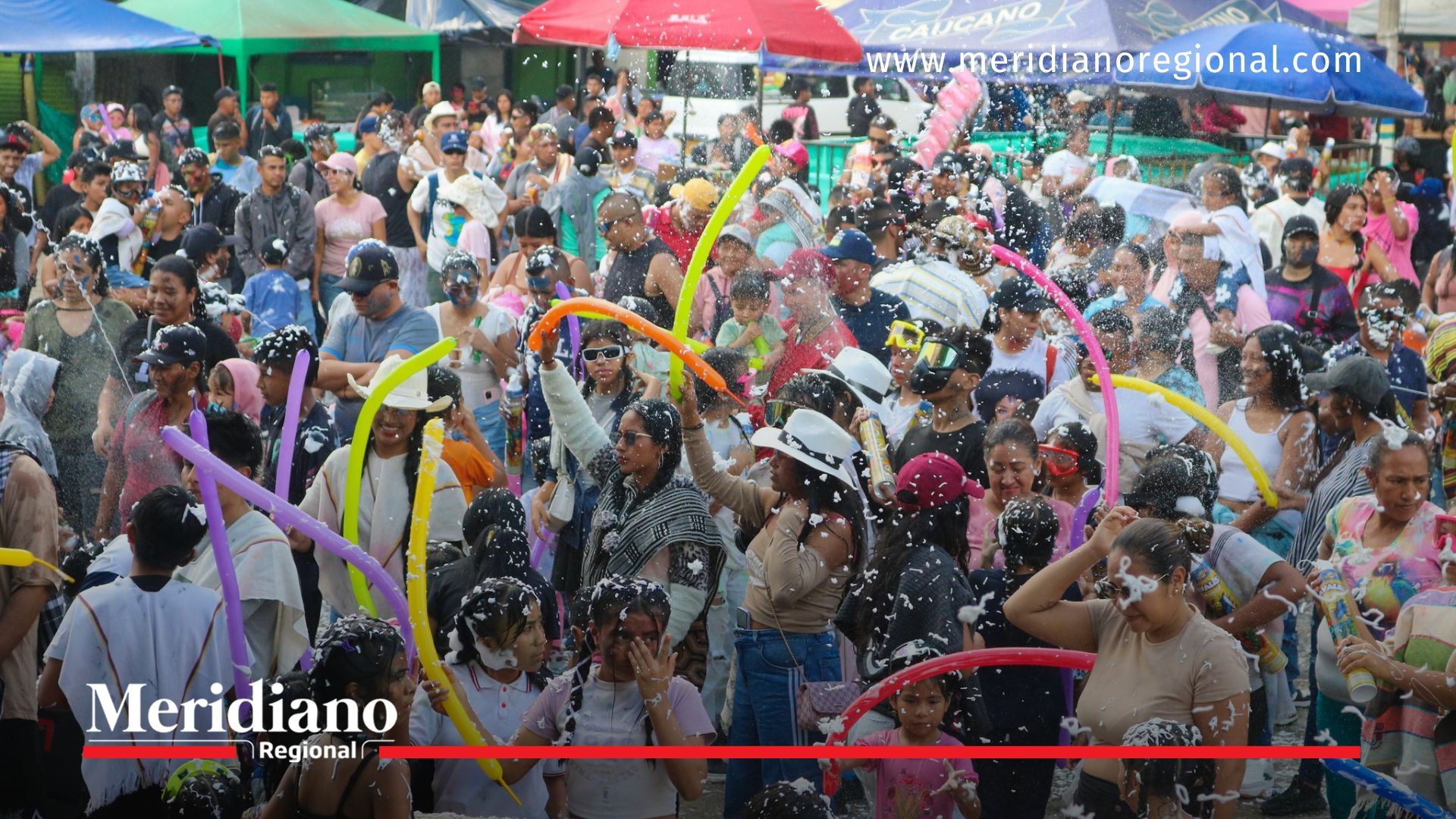 Personas disfrutan los Carnavales de Negros y Blancos en Caldono 2026 sin inconvenientes