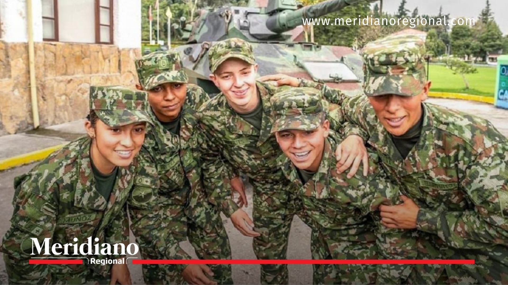 Jóvenes celebran su incorporación durante la convocatoria Ejército Nacional en Colombia