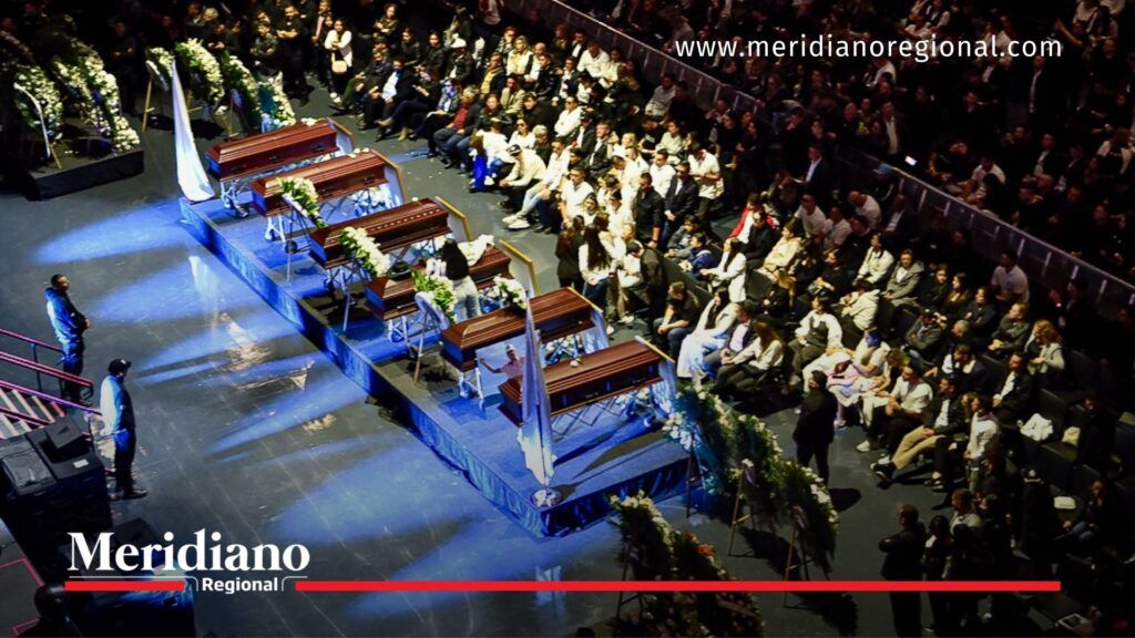 Homenaje a Yeison Jiménez en el Movistar Arena de Bogotá - Meridiano Regional homenaje a Yeison Jiménez en el Movistar Arena con asistentes y féretros en el escenario durante su despedida en Bogotá