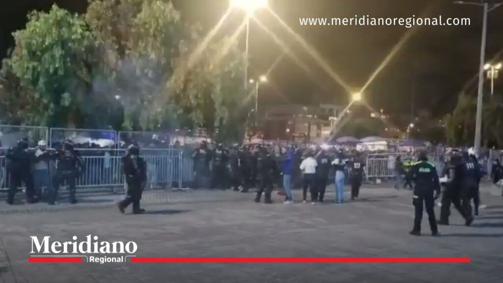 Disturbios afuera del homenaje a Yeison Jiménez en Bogotá - Meridiano Regional disturbios afuera del homenaje a Yeison Jiménez en el Movistar Arena con presencia de la Policía en Bogotá