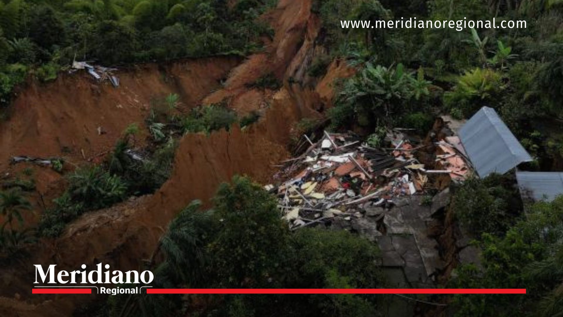 Imagen panorámica del derrumbe de Rosas Cauca que muestra una vivienda campesina destruida por el movimiento de tierra registrado en enero de 2023. La tragedia sepultó casas, cobró la vida de 33 personas y obligó al desplazamiento de más de 160 familias que aún esperan una reubicación definitiva.