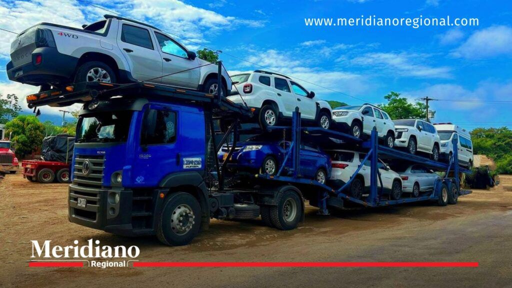 Robo en la vía Panamericana: tractocamión tipo niñera que transporta camionetas de alta gama, similar a los vehículos robados en Jamundí.