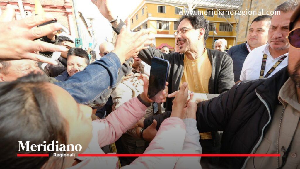 Iván Cepeda en Ipiales durante encuentro con la ciudadanía - Meridiano Regional Iván Cepeda en Ipiales saludando a ciudadanos durante acto político en la plaza pública de Nariño