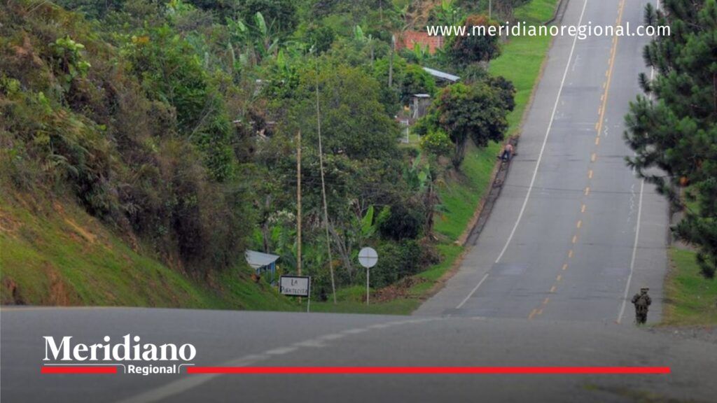 Hurto en la vía Panamericana en el norte del Cauca - Meridiano Regional Hurto en la vía Panamericana en el norte del Cauca, corredor donde disidencias del Frente Jaime Martínez robaron vehículos nuevos.