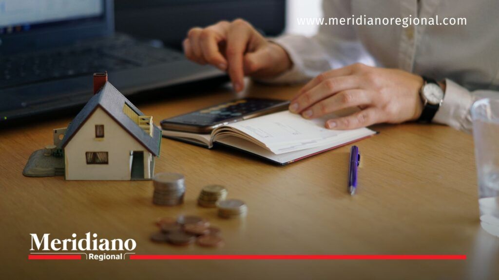 Persona revisa cuentas y pago de impuestos en Popayán para acceder a descuentos tributarios en 2026.