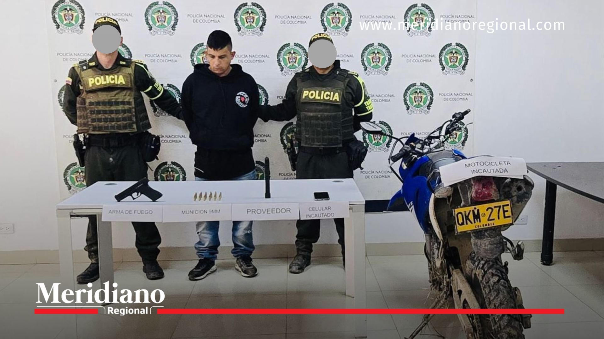 Alias “Gordo Oyola” fue presentado por la Policía tras su captura en Obando, Valle del Cauca, junto a la motocicleta, el arma de fuego y otros elementos incautados durante el operativo.