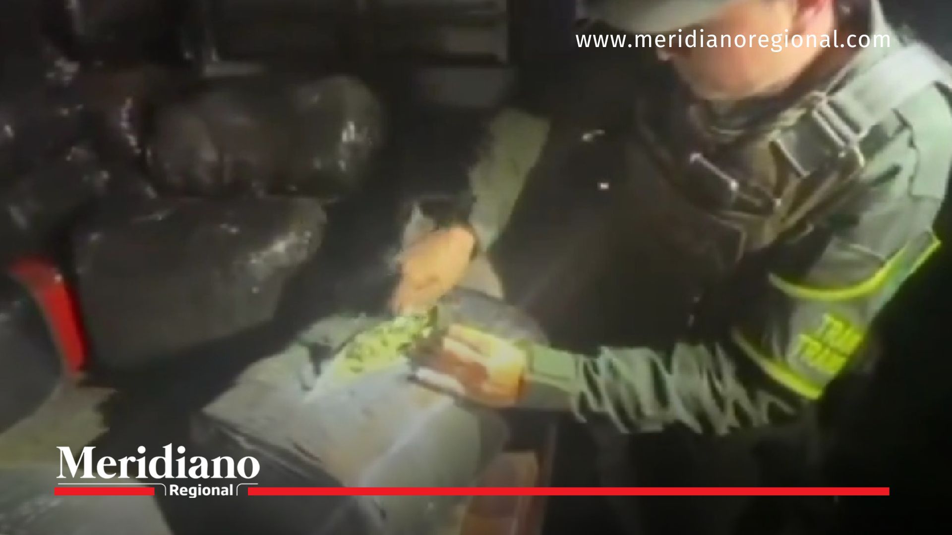 Uniformado de la Policía Nacional inspecciona uno de los paquetes de marihuana incautados durante el operativo realizado en Tangua, Nariño.