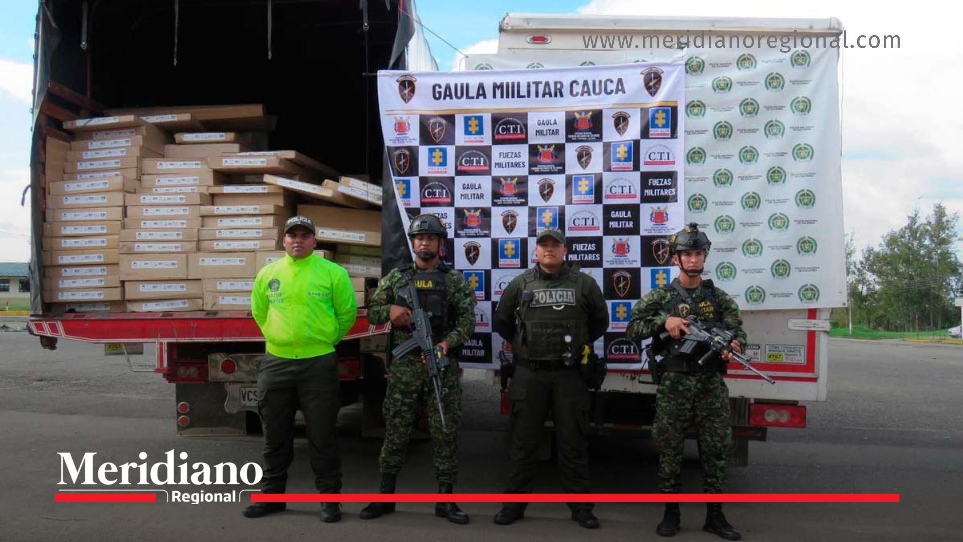 Autoridades del Cauca presentan los camiones y la mercancía recuperada durante un operativo contra el hurto en las vías del suroccidente del país.