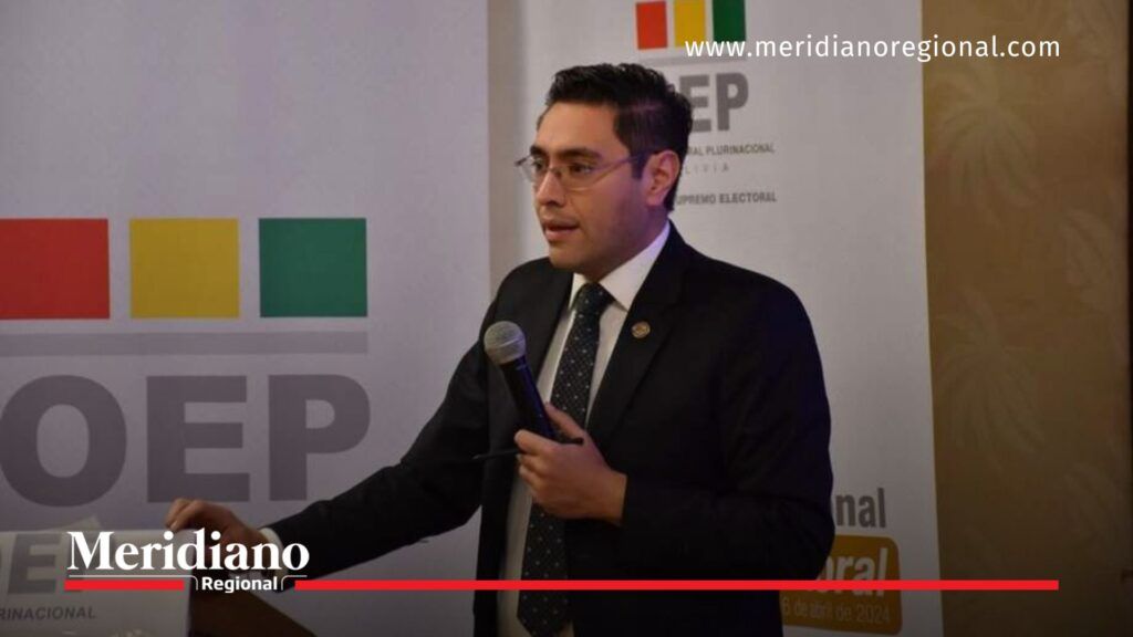 tarjetón consultas interpartidistas con Cristian Quiroz presidente del CNE explicando el diseño del tarjetón único electoral