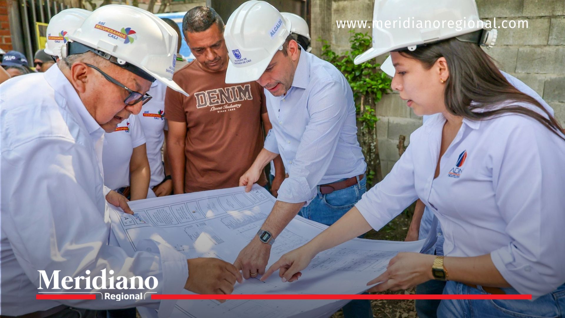 El alcalde de Cali, Alejandro Eder, junto a ingenieros y su equipo técnico, revisa los planos de la Clínica de Mama en Cali, un proyecto clave para fortalecer la atención especializada a mujeres.