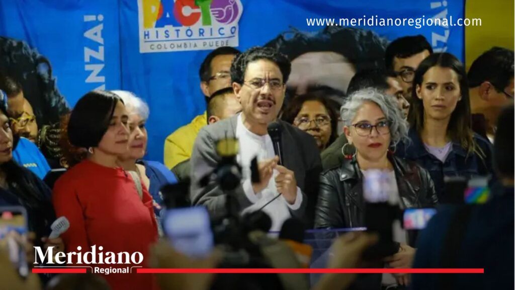 Iván Cepeda consulta 8 de marzo durante discurso político en encuentro del Pacto Histórico.