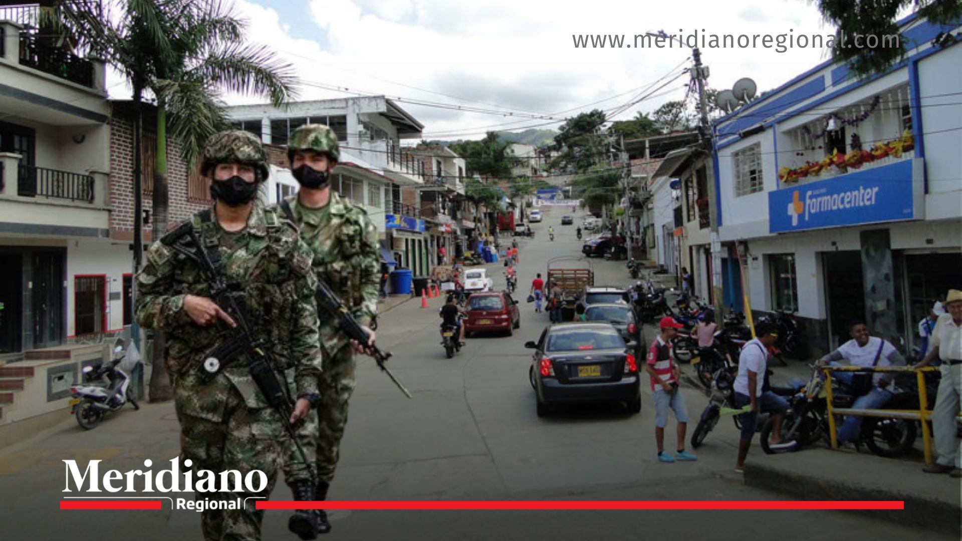 Soldados del Ejército Nacional patrullan las calles de Dagua, Valle del Cauca, tras el ataque con drones que dejó cuatro militares heridos durante operaciones contra disidencias de las Farc.