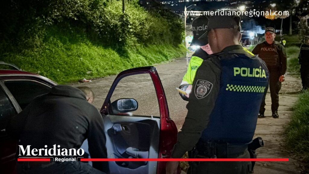 seguridad en Popayán - controles policiales en Popayán - Policía Nacional revisando vehículos durante operativo nocturno