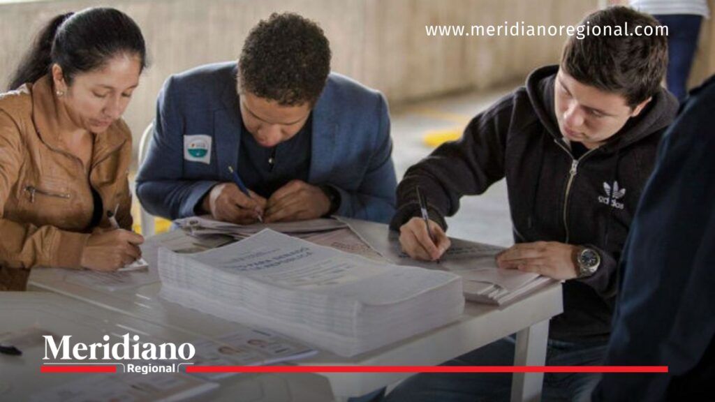 Jurados de votación 2026 realizando el conteo y registro de votos en una mesa electoral en Colombia